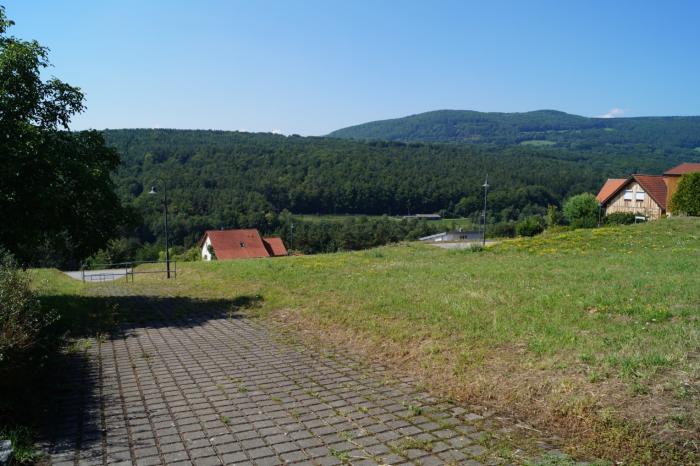 Blick über das Baugiebt "In der Frohmass" auf den Feuerberg